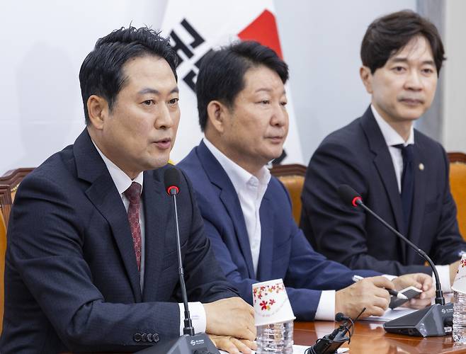 장동혁 국민의힘 대표(왼쪽)가 15일 국회에서 기자간담회를 열고 이날 정부가 발표한 부동산 정책 관련 발언을 하고 있다. [연합]