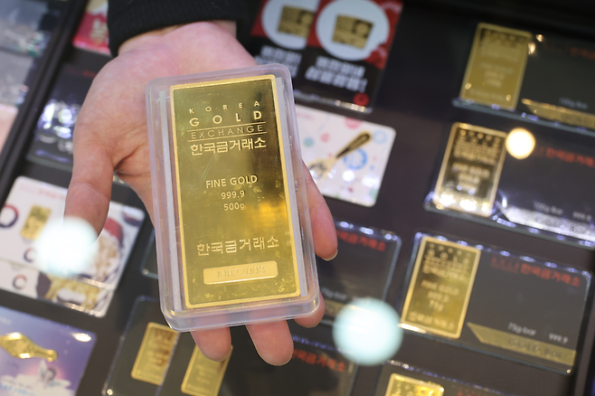 인천 중구 한국금거래소 영종도점에 전시된 골드바. [연합]