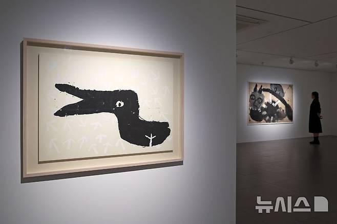 [서울=뉴시스] 박진희 기자 = 현대화랑은 개관 55주년을 맞아 재독 화가 노은님(1946~2022) 특별 회고전 ‘노은님  빨간 새와 함께 With The Red Bird’ 언론공개회를 14일 서울 종로구 현대화랑에서 갖고 작가의 1980~90년대 대표작 15점을 선별해 선보이고 있다. 2025.10.14. pak7130@newsis.com