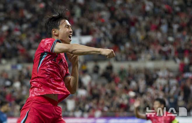 [서울=뉴시스] 김근수 기자 = 14일 오후 서울 마포구 서울월드컵경기장에서 열린 하나은행 초청 축구국가대표팀 친선경기 대한민국과 파라과이의 경기 시작 전반 대한민국 엄지성이 선취골을 뽑아내고 세리머니를 하고 있다. 2025.10.14. ks@newsis.com