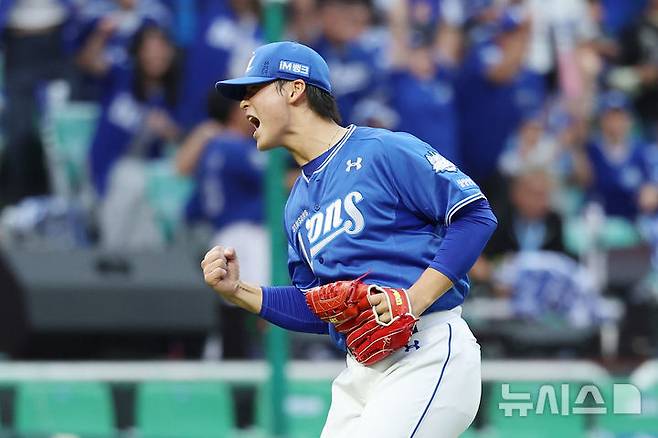 [인천=뉴시스] 조성우 기자 = 9일 인천 미추홀구 SSG랜더스필드에서 열린 2025 KBO 포스트시즌 준플레이오프 1차전 삼성 라이온즈와 SSG 랜더스의 경기, 삼성 투수 이호성이 SSG 8회말 공격 2사 주자 만루서 고명준을 범타 처리하며 실점 위기를 넘긴 뒤 환호하고 있다. 2025.10.09. xconfind@newsis.com