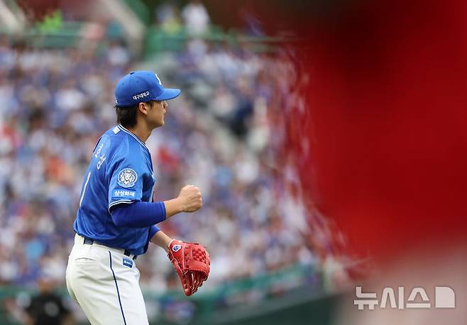 [인천=뉴시스] 조성우 기자 = 9일 인천 미추홀구 SSG랜더스필드에서 열린 2025 KBO 포스트시즌 준플레이오프 1차전 삼성 라이온즈와 SSG 랜더스의 경기, 삼성 투수 이호성이 SSG 7회말 공격 1사 주자 1루서 마운드에 올라 류효승과 오태곤을 범타 처리한 뒤 주먹을 불끈 쥐고 있다. 2025.10.09. xconfind@newsis.com
