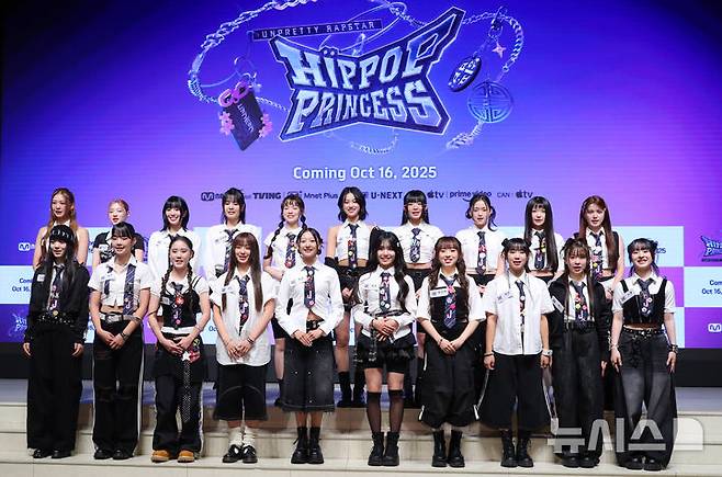 [서울=뉴시스] 김혜진 기자 = 언프리티 랩스타 일본인 출연자 20인이 15일 오전 서울 강남구 엘리에나호텔에서 열린 Mnet '언프리티 랩스타: 힙합 프린세스' 제작발표회에서 포즈를 취하고 있다. 2025.10.15. jini@newsis.com