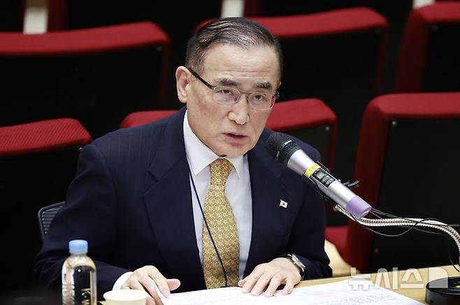 [서울=뉴시스] 최동준 기자 = 위성락 국가안보실장이 15일 서울 용산 대통령실 청사에서 캄보디아 사태에 대한 정부의 대응 현황 관련 브리핑을 하고 있다. 2025.10.15. photocdj@newsis.com