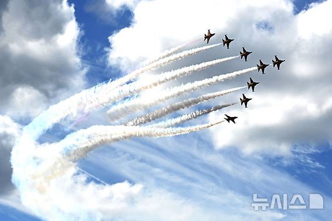 [성남=뉴시스] 김종택 기자 = 서울 국제 항공우주 및 방위산업 전시회(서울 ADEX) 개막을 이틀 앞둔 15일 경기 성남시 서울공항 상공에서 공군 특수비행팀 블랙이글스가 곡예비행과 정밀 편대비행을 펼치며 사전 리허설 비행을 하고 있다. 2025.10.15. jtk@newsis.com