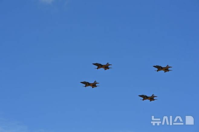 [성남=뉴시스] 김종택 기자 = 서울 국제 항공우주 및 방위산업 전시회(서울 ADEX) 개막을 이틀 앞둔 15일 경기 성남시 서울공항 상공에서 공군 특수비행팀 블랙이글스가 곡예비행과 정밀 편대비행을 펼치며 사전 리허설 비행을 하고 있다. 2025.10.15. jtk@newsis.com