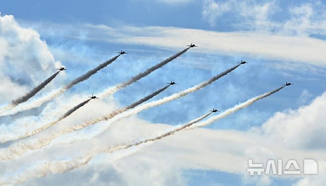 [성남=뉴시스] 김종택 기자 = 서울 국제 항공우주 및 방위산업 전시회(서울 ADEX) 개막을 이틀 앞둔 15일 경기 성남시 서울공항 상공에서 공군 특수비행팀 블랙이글스가 곡예비행과 정밀 편대비행을 펼치며 사전 리허설 비행을 하고 있다. 2025.10.15. jtk@newsis.com