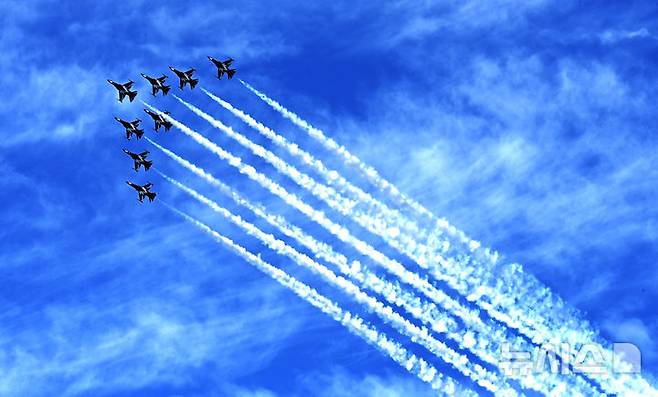 [성남=뉴시스] 김종택 기자 = 서울 국제 항공우주 및 방위산업 전시회(서울 ADEX) 개막을 이틀 앞둔 15일 경기 성남시 서울공항 상공에서 공군 특수비행팀 블랙이글스가 곡예비행과 정밀 편대비행을 펼치며 사전 리허설 비행을 하고 있다. 2025.10.15. jtk@newsis.com