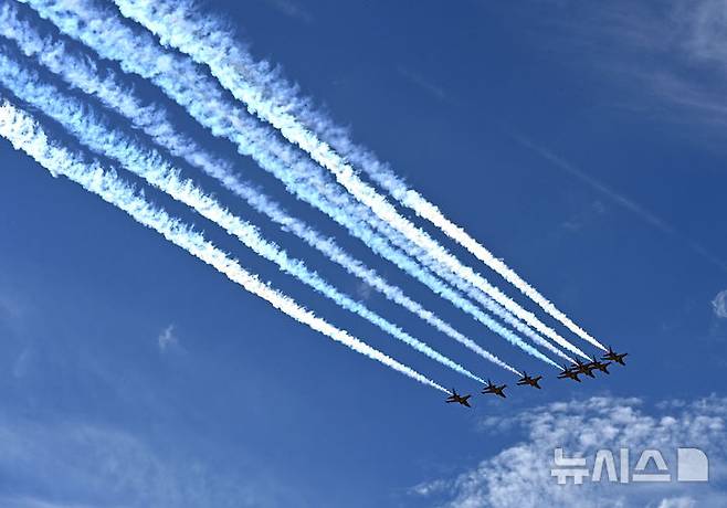 [성남=뉴시스] 김종택 기자 = 서울 국제 항공우주 및 방위산업 전시회(서울 ADEX) 개막을 이틀 앞둔 15일 경기 성남시 서울공항 상공에서 공군 특수비행팀 블랙이글스가 곡예비행과 정밀 편대비행을 펼치며 사전 리허설 비행을 하고 있다. 2025.10.15. jtk@newsis.com