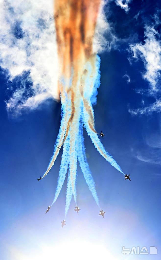 [성남=뉴시스] 김종택 기자 = 서울 국제 항공우주 및 방위산업 전시회(서울 ADEX) 개막을 이틀 앞둔 15일 경기 성남시 서울공항 상공에서 공군 특수비행팀 블랙이글스가 곡예비행과 정밀 편대비행을 펼치며 사전 리허설 비행을 하고 있다. 2025.10.15. jtk@newsis.com