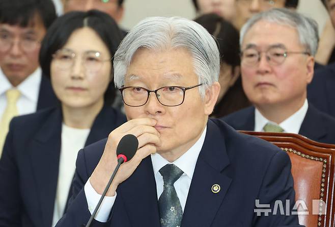 [서울=뉴시스] 고승민 기자 = 최동석 인사혁신처장이 15일 서울 여의도 국회에서 열린 행정안전위원회의 중앙선거관리위원회, 인사혁신처, 소방청 등 국정감사에서 생각에 잠겨 있다. 2025.10.15. kkssmm99@newsis.com