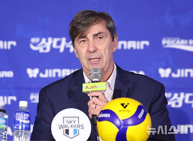 [서울=뉴시스] 김진아 기자 = 필립 블랑 현대캐피탈 감독이 15일 서울 호텔리베라 청담 베르사이유홀에서 열린 진에어 2025~2026 V-리그 남자부 미디어데이에서 출사표를 발표하고 있다. 2025.10.15. bluesoda@newsis.com