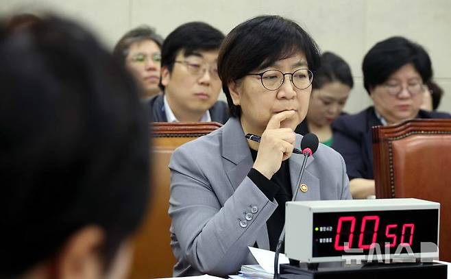 [서울=뉴시스] 조성봉 기자 = 정은경 보건복지부 장관이 15일 서울 여의도 국회 보건복지위원회에서 열린 보건복지부 등에 대한 국정감사에서 잠시 생각에 잠겨 있다. 2025.10.15. suncho21@newsis.com
