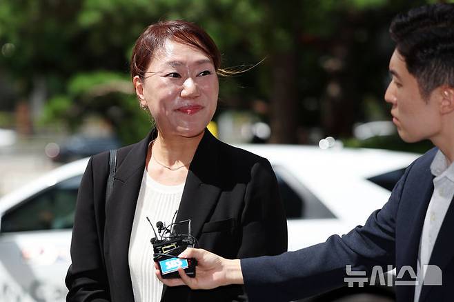 [서울=뉴시스] 조성우 기자 = '명태균 게이트' 제보자인 강혜경 씨가 지난 8월26일 오후 서울 마포구 서울경찰청 공공범죄수사대에서 이준석 개혁신당 대표의 여론조사 비용 대납 의혹 관련 참고인 조사를 받기 위해 출석하기에 앞서 취재진 질문에 답하고 있다. 2025.08.26. xconfind@newsis.com