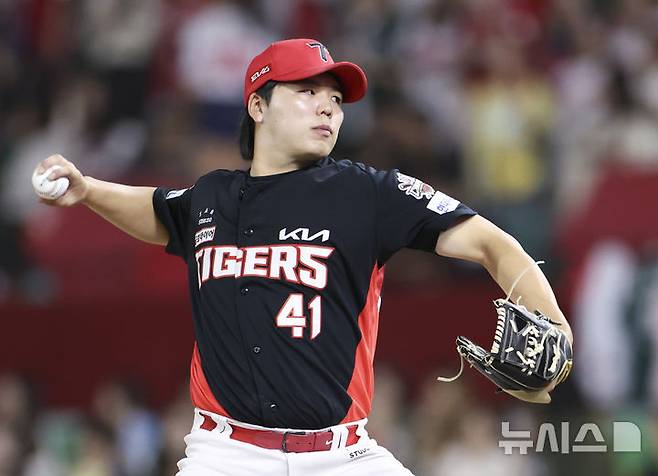 [인천=뉴시스] 김근수 기자 = 23일 인천 미추홀구 SSG랜더스필드에서 열린 2025 KBO리그 KIA 타이거즈와 SSG 랜더스의 경기, 6회말 KIA 두번째 투수 황동하가 공을 던지고 있다. 2025.09.23. ks@newsis.com