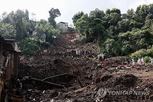 14일(현지시간) 멕시코 산사태 지역에서 실종자 수색 [우아치낭고 로이터=연합뉴스. 재판매 및 DB 금지]