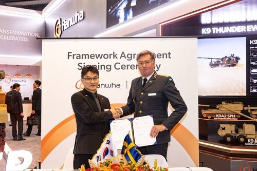 한화에어로스페이스-스웨덴 공급 계약 체결식 이부환 한화에어로스페이스 PGM사업부장(왼쪽)과 요나스 로츠네 스웨덴 방위사업청 지상무기체계국장이 14일(현지시간) 미국 워싱턴 DC에서 열린 AUSA 방산전시회에서 155mm 모듈형 추진장약 추가 공급 계약을 체결한 후 기념촬영하고 있다. [한화에어로스페이스 제공]