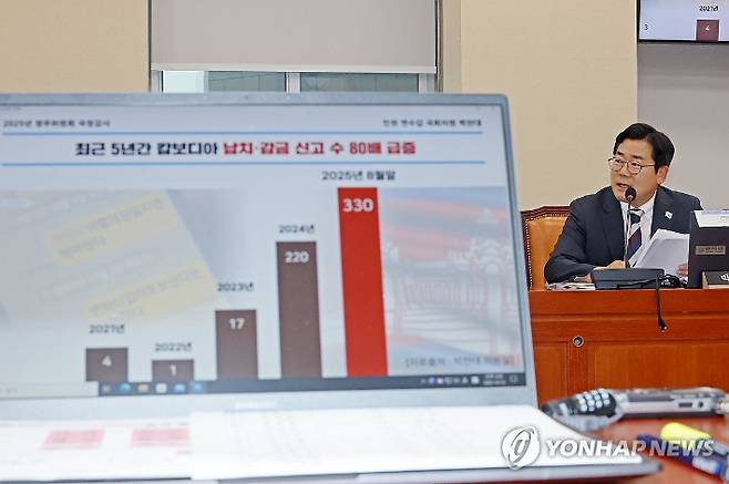 (서울=연합뉴스) 임화영 기자 = 13일 서울 국회에서 열린 정무위원회 국정감사에서 더불어민주당 박찬대 의원이 윤창렬 국무조정실장에게 캄보디아에서 발생한 한국인 납치 관련 질의하고 있다. 2025.10.13 hwayoung7@yna.co.kr 연합뉴스