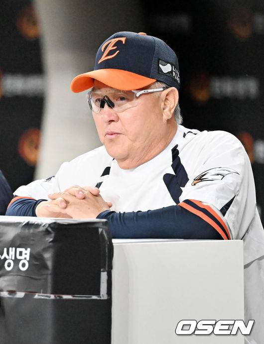 [OSEN=대전, 민경훈 기자] 26일 오후 대전 한화생명볼파크에서 2025 신한 SOL Bank KBO리그 한화 이글스와 LG 트윈스의 경기가 열렸다.한화는 류현진, LG는 치리노스를 선발 투수로 내세웠다.덕아웃에서 한화 김경문 감독이 그라운드를 바라보고 있다. 2025.09.26 /rumi@osen.co.kr