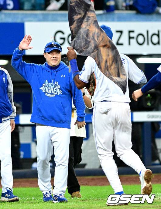 [OSEN=대구, 최규한 기자] 프로야구 삼성 라이온즈가 약속의 8회를 연출했다. 외국인 타자 르윈 디아즈와 이재현의 백투백 홈런을 앞세워 SSG 랜더스를 꺾고 플레이오프 진출에 성공했다.&nbsp;삼성은 14일 대구삼성라이온즈파크에서 열린 SSG와의 준플레이오프 4차전에서 8회 디아즈와 이재현의 백투백 홈런에 힘입어 5-2로 승리했다. 이로써 시리즈 전적 3승 1패로 플레이오프 진출 티켓을 거머 쥐었다.&nbsp;경기를 마치고 삼성 박진만 감독과 디아즈가 인사를 나누고 있다. 2025.10.14 / dreamer@osen.co.kr