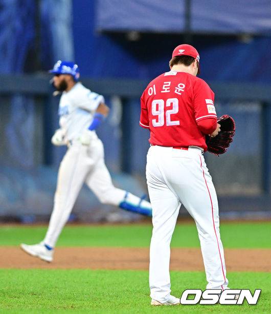 [OSEN=대구, 최규한 기자] 14일 대구 삼성라이온즈파크에서 ‘2025 신한 SOL뱅크 KBO리그’ 준플레이오프(5전 3선승제) 4차전 삼성 라이온즈와 SSG 랜더스의 경기가 열렸다.삼성은 아리엘 후라도, SSG는 김광현을 선발로 내세웠다.8회말 2사 1루 상황 삼성 디아즈에게 우월 투런포를 내준 SSG 투수 이로운이 아쉬워하고 있다. 2025.10.14 / dreamer@osen.co.kr