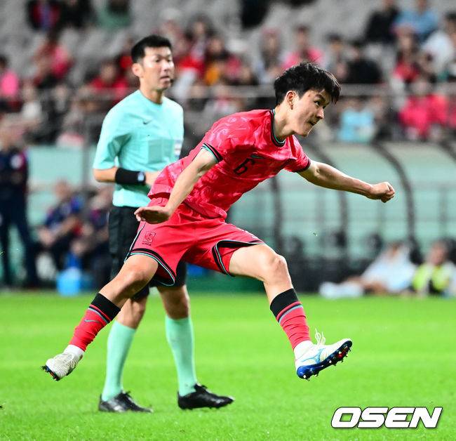 [OSEN=서울월드컵경기장, 지형준 기자]홍명보 감독이 이끄는 대한민국 대표팀과 파라과이의 A매치 평가전이 14일 오후 서울월드컵경기장에서 열렸다.'남미 강호' 파라과이는 지난 10일 일본 원정에서 2-2 무승부를 거두고 온 팀이다. 이번 경기는 홍명보호의 2026 북중미 월드컵 포트 배정을 두고도 중요한 일전이다. 현재 한국은 오스트리아, 호주, 에콰도르와 치열한 포트 2 막차 경쟁을 벌이고 있다.후반 한국 황인범이 슛을 날리고 있다. 2025.10.14. /jpnews@osen.co.kr