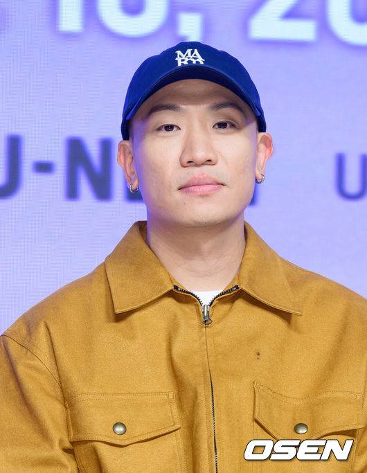 [OSEN=이대선 기자] 15일 서울 강남구 엘리에나 호텔에서 Mnet 새 프로그램 ‘언프리티 랩스타 : 힙팝 프린세스’ 제작발표회가 열렸다.‘힙팝 프린세스’는 한국과 일본 참가자들이 직접 음악, 안무, 스타일링, 영상 제작에 참여하며 자신만의 색깔을 만들어가는 글로벌 힙합 걸그룹 탄생 프로젝트다.Mnet·U-NEXT 한일 합작 프로젝트 ‘힙팝 프린세스’는 오는 10월 16일(목) 오후 9시 50분 첫 방송된다.그룹 다이나믹 듀어 개코가 취재진의 질문을 듣고 있다. 2025.10.15 /sunday@osen.co.kr