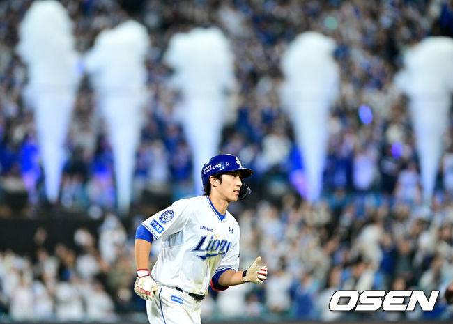 [OSEN=대구, 최규한 기자] 프로야구 삼성 라이온즈가 약속의 8회를 연출했다. 외국인 타자 르윈 디아즈와 이재현의 백투백 홈런을 앞세워 SSG 랜더스를 꺾고 플레이오프 진출에 성공했다. 삼성은 14일 대구삼성라이온즈파크에서 열린 SSG와의 준플레이오프 4차전에서 8회 디아즈와 이재현의 백투백 홈런에 힘입어 5-2로 승리했다. 이로써 시리즈 전적 3승 1패로 플레이오프 진출 티켓을 거머 쥐었다. 8회말 2사 주자없는 상황 삼성 이재현이 달아나는 좌월 솔로포를 날리고 그라운드를 돌고 있다. 디아즈에 이어 백투백홈런. 2025.10.14 / dreamer@osen.co.kr