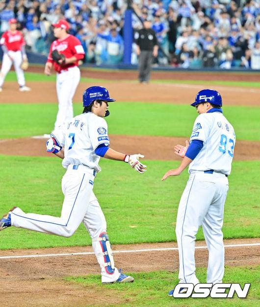 [OSEN=대구, 박준형 기자] 프로야구 삼성 라이온즈가 약속의 8회를 연출했다. 외국인 타자 르윈 디아즈와 이재현의 백투백 홈런을 앞세워 SSG 랜더스를 꺾고 플레이오프 진출에 성공했다.&nbsp;삼성은 14일 대구삼성라이온즈파크에서 열린 SSG와의 준플레이오프 4차전에서 8회 디아즈와 이재현의 백투백 홈런에 힘입어 5-2로 승리했다. 이로써 시리즈 전적 3승 1패로 플레이오프 진출 티켓을 거머 쥐었다.&nbsp;8회말 2사 삼성 이재현이 백투백 홈런을 날린뒤 베이스를 돌고 있다.    2025.10.14 / soul1014@osen.co.kr