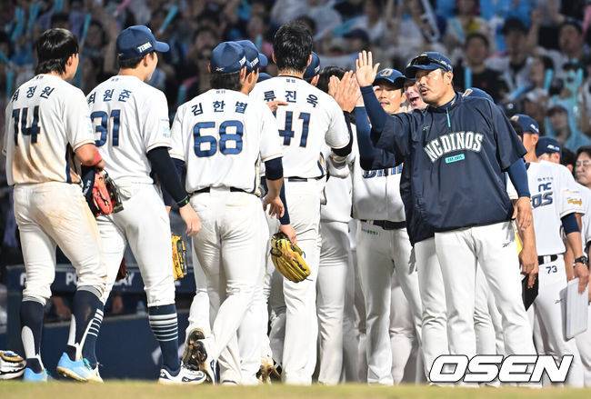 [OSEN=창원, 이석우 기자] NC 다이노스 이호준 감독이 롯데 자이언츠에 4-1로 승리, 선수들과 기쁨을 나누고 있다. 2025.08.23 / foto0307@osen.co.kr