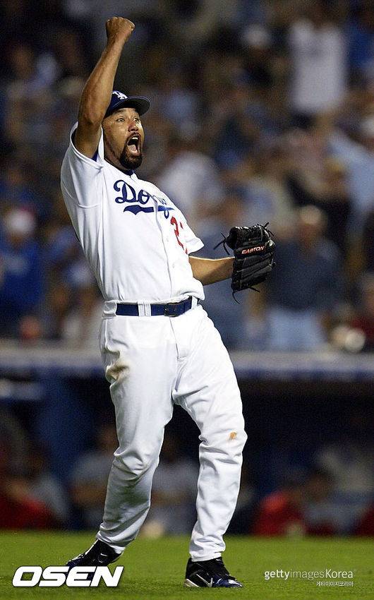 [사진] 故 호세 리마가 다저스 소속이었던 2004년 NLDS 3차전에서 완봉승을 거둔 뒤 기뻐하고 있다. ⓒGettyimages(무단전재 및 재배포 금지)