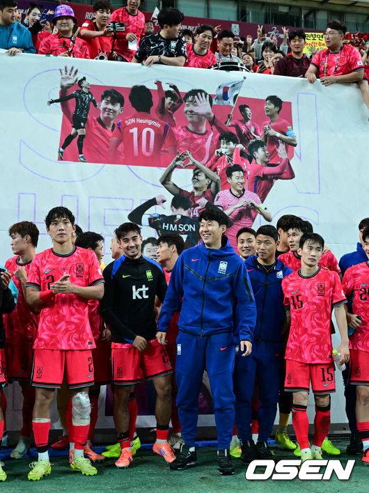 [OSEN=서울월드컵경기장, 조은정 기자]한국 축구가 안방에서 '남미 강호' 파라과이를 물리치며 사상 최초의 2026 국제축구연맹(FIFA) 북중미 월드컵 포트 2 확보에 청신호를 켰다.한국 축구대표팀은 14일 오후 8시&nbsp;서울월드컵경기장에서 열린 A매치&nbsp;친선 경기에서 파라과이를 2-0으로 제압했다. 지난 10일 일본 원정에서 2-2로 비기고 온 파라과이는 한국에 덜미를 잡히며 10월 아시아 투어를 1무 1패로 마감하게 됐다.대한민국 대표팀이 손흥민의 7번 등번호 현수막 앞에서 승리 기념 촬영을 하고 있다. 2025.10.14 /cej@osen.co.kr