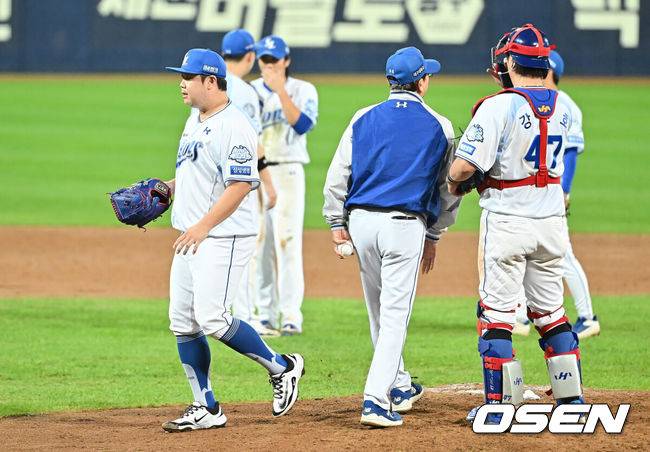 [OSEN=대구, 이석우 기자] 14일 대구 삼성라이온즈파크에서 2025 신한 SOL뱅크 KBO 준플레이오프 삼성 라이온즈와 SSG 랜더스의 4차전 경기가 열렸다. 홈팀 삼성은 후라도가, 방문팀 SSG는 김광현이 선발 투수로 출전했다.삼성 라이온즈 이승현이 8회초 무사 1,2루 SSG 랜더스 박성한에게 동점 2루타를 맞고 교체되고 있다. 2025.10.14 / foto0307@osen.co.kr