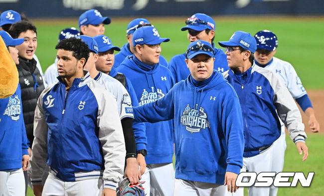 [OSEN=대구, 이석우 기자] 삼성 라이온즈가 14일 대구 삼성라이온즈파크에서 열린 2025 신한 SOL뱅크 KBO 준플레이오프 4차전 경기에서 SSG 랜더스를 꺾고 플레이오프에 진출했다.  삼성은 후라도의 7이닝 무실점 호투와 디아즈의 극적인 쐐기 2점 홈런을 앞세워 SSG에 5-2로 승리했다.삼성 라이온즈 박진만 감독이 팬들에게 플레이오프 진출 인사를 하고 경기장을 나서고 있다. 2025.10.14 / foto0307@osen.co.kr