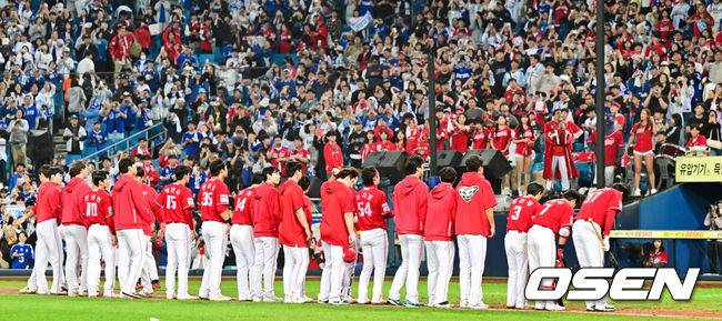 [OSEN=대구, 박준형 기자] 프로야구 삼성 라이온즈가 약속의 8회를 연출했다. 외국인 타자 르윈 디아즈와 이재현의 백투백 홈런을 앞세워 SSG 랜더스를 꺾고 플레이오프 진출에 성공했다.&nbsp;삼성은 14일 대구삼성라이온즈파크에서 열린 SSG와의 준플레이오프 4차전에서 8회 디아즈와 이재현의 백투백 홈런에 힘입어 5-2로 승리했다. 이로써 시리즈 전적 3승 1패로 플레이오프 진출 티켓을 거머 쥐었다.&nbsp;플레이오프 좌절된 SSG 선수들이 팬들에게 인사를 하고 있다.  2025.10.14 / soul1014@osen.co.kr