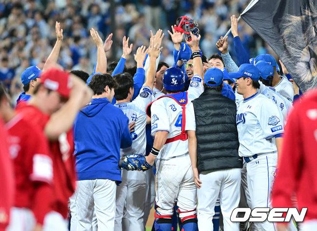 [OSEN=대구, 최규한 기자] 프로야구 삼성 라이온즈가 약속의 8회를 연출했다. 외국인 타자 르윈 디아즈와 이재현의 백투백 홈런을 앞세워 SSG 랜더스를 꺾고 플레이오프 진출에 성공했다.&nbsp;삼성은 14일 대구삼성라이온즈파크에서 열린 SSG와의 준플레이오프 4차전에서 8회 디아즈와 이재현의 백투백 홈런에 힘입어 5-2로 승리했다. 이로써 시리즈 전적 3승 1패로 플레이오프 진출 티켓을 거머 쥐었다.&nbsp;경기를 마치고 승리한 삼성 선수들이 기뻐하고 있다. 2025.10.14 / dreamer@osen.co.kr