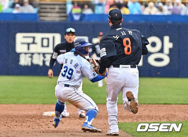 [OSEN=대구, 이석우 기자] 삼성 김성윤이 5회말 1사 2루 구자욱의 유격수 앞 땅볼 때 런다운에 걸렸다. 한화 3루수는 노시환. 2025.04.05 / foto0307@osen.co.kr