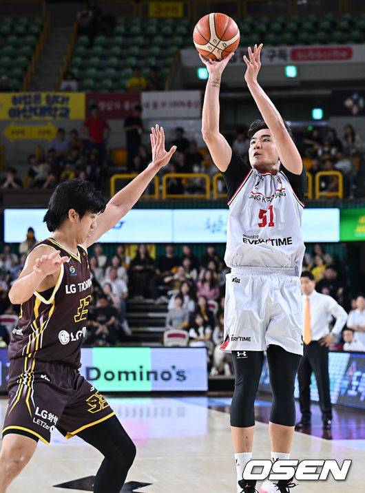 [OSEN=창원, 이석우 기자] 15일 창원 체육관에서 2025-2026 LG전자 프로농구 창원 LG와 안양 정관장의 경기가 열렸다.  LG의 외곽을 책임지는 유기상이 2번째 4경기 연속 3점슛 5개+ 성공 기록에 도전한다. 안양 정관장 한승희가 창원 LG 칼 타마요의 마크를 피해 골밑슛을 시도하고 있다. 2025.10.15 / foto0307@osen.co.kr