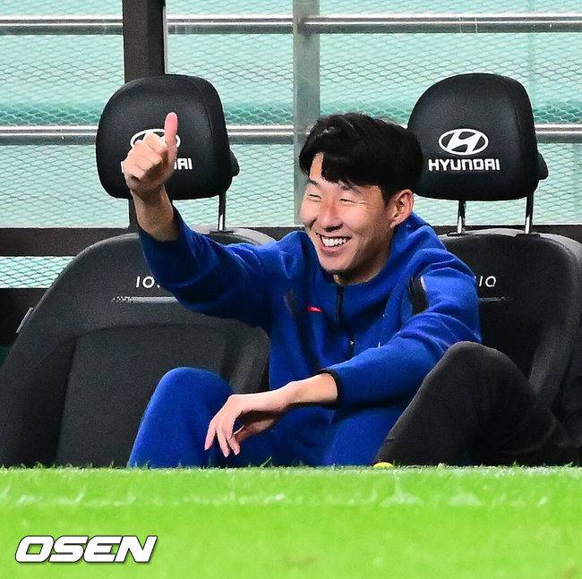 [OSEN=서울월드컵경기장, 지형준 기자]홍명보 감독이 이끄는 대한민국 대표팀과 파라과이의 A매치 평가전이 14일 오후 서울월드컵경기장에서 열렸다.'남미 강호' 파라과이는 지난 10일 일본 원정에서 2-2 무승부를 거두고 온 팀이다. 이번 경기는 홍명보호의 2026 북중미 월드컵 포트 배정을 두고도 중요한 일전이다. 현재 한국은 오스트리아, 호주, 에콰도르와 치열한 포트 2 막차 경쟁을 벌이고 있다.후반 한국 손흥민이 황인범의 중거리슛에 엄지를 치켜들고 있다. 2025.10.14. /jpnews@osen.co.kr