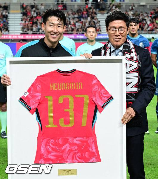 [OSEN=서울월드컵경기장, 조은정 기자]한국 축구가 안방에서 '남미 강호' 파라과이를 물리치며 사상 최초의 2026 국제축구연맹(FIFA) 북중미 월드컵 포트 2 확보에 청신호를 켰다.한국 축구대표팀은 14일 오후 8시&nbsp;서울월드컵경기장에서 열린 A매치&nbsp;친선 경기에서 파라과이를 2-0으로 제압했다. 지난 10일 일본 원정에서 2-2로 비기고 온 파라과이는 한국에 덜미를 잡히며 10월 아시아 투어를 1무 1패로 마감하게 됐다.경기 전 차범근 전 감독이 경기장을 찾아 손흥민에게 기념 유니폼을 직접 전달하고 있다. 2025.10.14 /cej@osen.co.kr