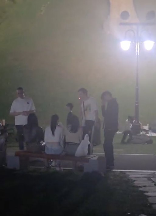 ▲ 고분 인근 흡연 장면 ⓒ 온라인 커뮤니티 '보배드림' 갈무리