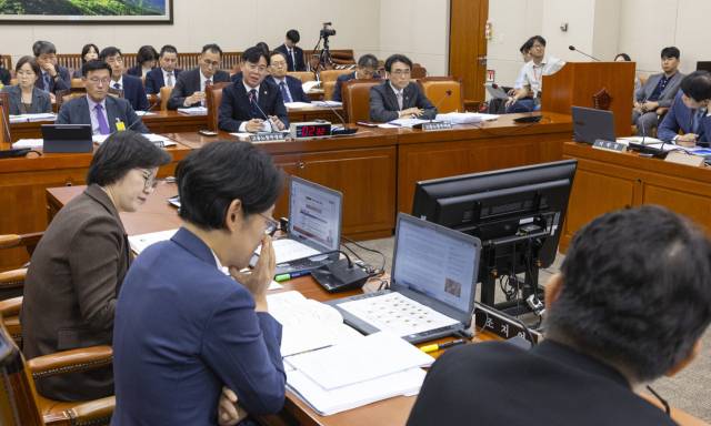 ▲김영훈 고용노동부 장관이 15일 국회 기후에너지환경노동위원회에서 열린 2025년도 고용노동부에 대한 국정감사에서 의원 질의에 답변하고 있다. ⓒ연합뉴스