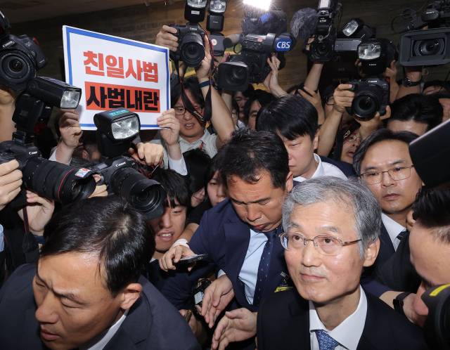 ▲조희대 대법원장이 지난 13일 서울 여의도 국회에서 열린 대법원 등에 대한 법제사법위원회 국정감사에서 정회가 선언되자 법사위 회의실을 나서고 있다. 일부 여권 의원은 조 대법원장의 이석에 반대하며 항의 행동에 나섰다. ⓒ연합뉴스