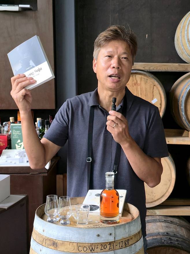 방문객에게 안동소주 역사를 소개하는&nbsp;박성호 대표. 최현태 기자