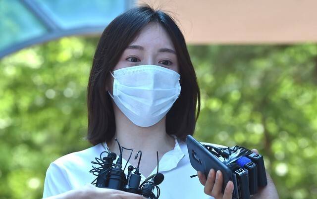 마약 투약 등의 혐의로 구속된 남양유업 창업주의 외손녀 황하나가 지난 2019년 7월 19일 경기도 수원시 팔달구 수원구치소를 나오며 취재진의 질문에 답하고 있다. 뉴시스
