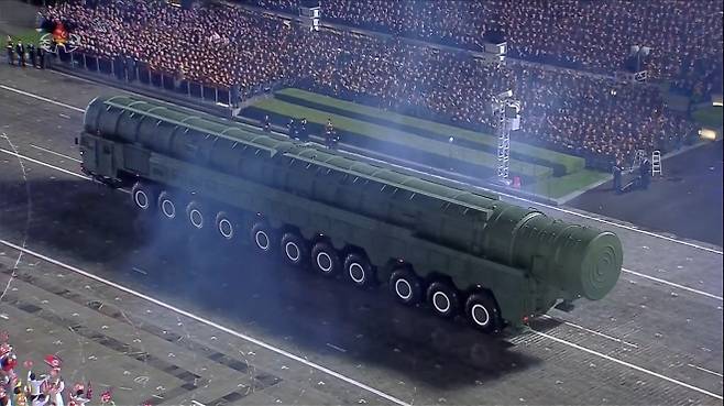 북한, 노동당 창건 80주년 경축 열병식 개최 - 북한 노동당 창건 80주년 경축 열병식이 지난 10일 평양 김일성광장에서 진행됐다고 조선중앙TV가 11일 보도했다. 사진은 신형 대륙간탄도미사일(ICBM) 화성-20형. 2025.10.11 연합뉴스 조선중앙TV 화면