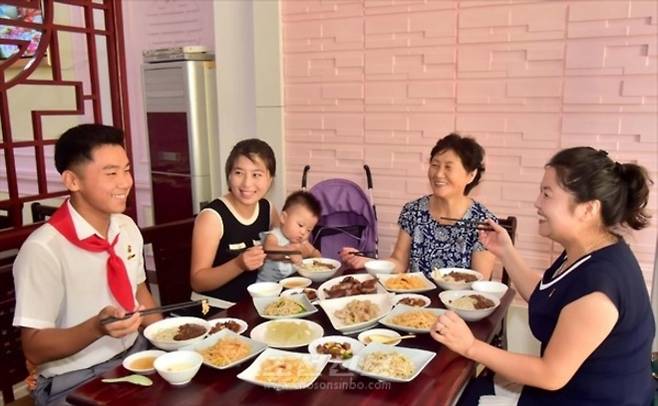 재일본조선인총연합회 기관지 조선신보는 15일 평양 창광음식거리의 짜장면집을 소개했다. 40여년의 역사를 자랑하는 이곳 짜장면집은 평양시내 여러 짜장면집들 요리사들이 찾아와 기술과 경험을 배워가고 있으며 손님들로 북적인다고 전했다. 2025.10.15 평양 조선신보 연합뉴스