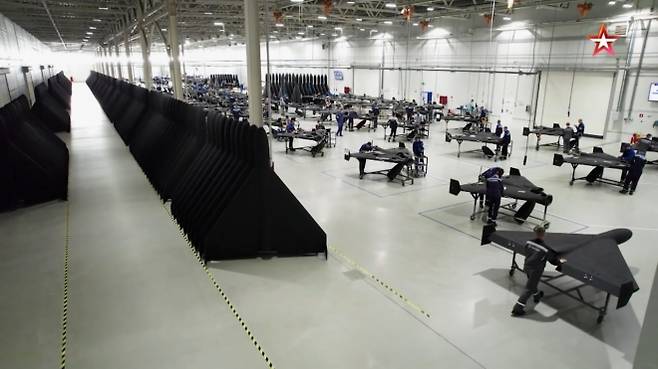 러시아군의 ‘게란’ 드론으로 추정되는 공격용 무인기가 대량 조립되고 있는 공장의 내부 모습. 러시아 국방 채널 ‘즈베즈다 TV’가 최근 공개한 영상 갈무리.