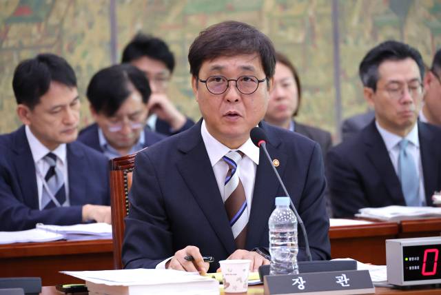 최휘영 문화체육관광부 장관이 14일 서울 여의도 국회에서 열린 문화체육관광위원회 국정감사에서 의원 질의에 답변하고 있다. 연합뉴스