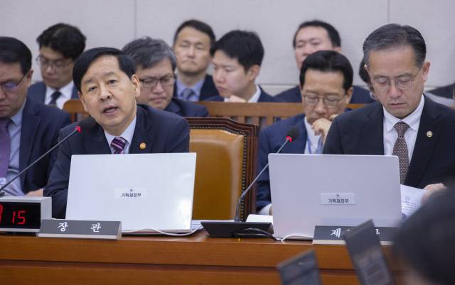 구윤철 부총리 겸 기획재정부 장관이 14일 국회 기획재정위에서 열린 2025년도 기획재정부 조세 분야 국정감사에서 의원 질의에 답하고 있다. 연합뉴스.